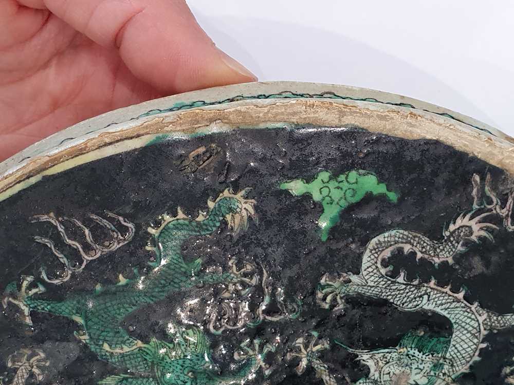 Extremely Rare Chinese Famille Noire 'Nine Dragon' Plaque, Qing, Kangxi - Objets de Vertu