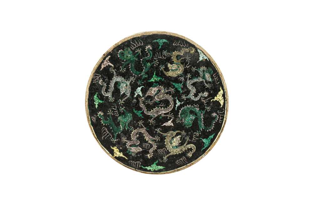Extremely Rare Chinese Famille Noire 'Nine Dragon' Plaque, Qing, Kangxi - Objets de Vertu