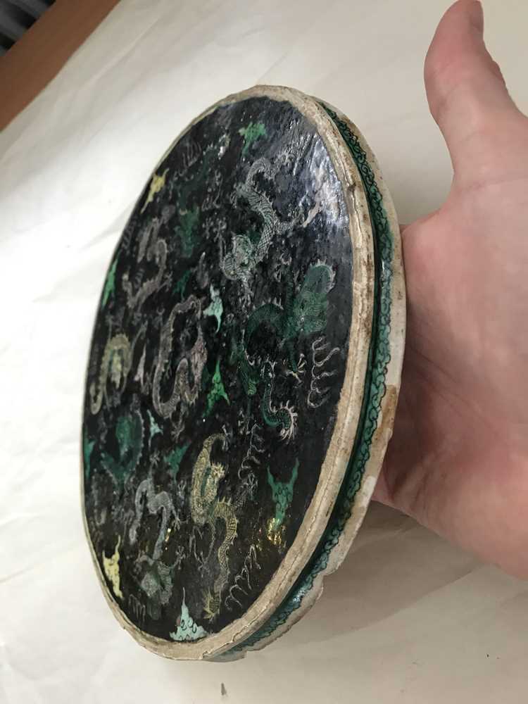 Extremely Rare Chinese Famille Noire 'Nine Dragon' Plaque, Qing, Kangxi - Objets de Vertu