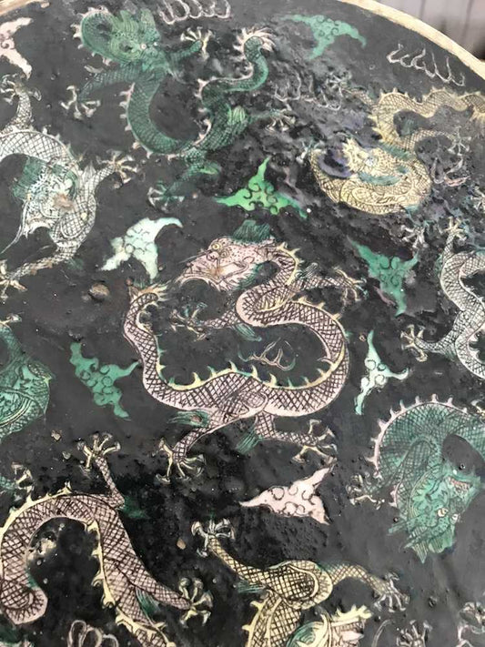 Extremely Rare Chinese Famille Noire 'Nine Dragon' Plaque, Qing, Kangxi - Objets de Vertu