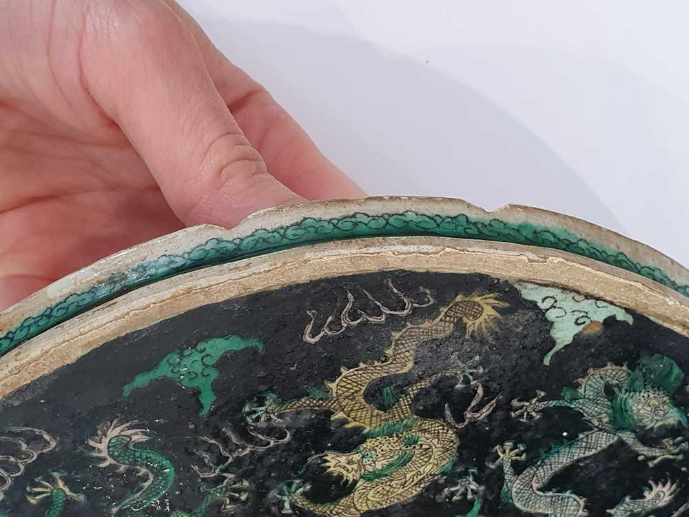 Extremely Rare Chinese Famille Noire 'Nine Dragon' Plaque, Qing, Kangxi - Objets de Vertu