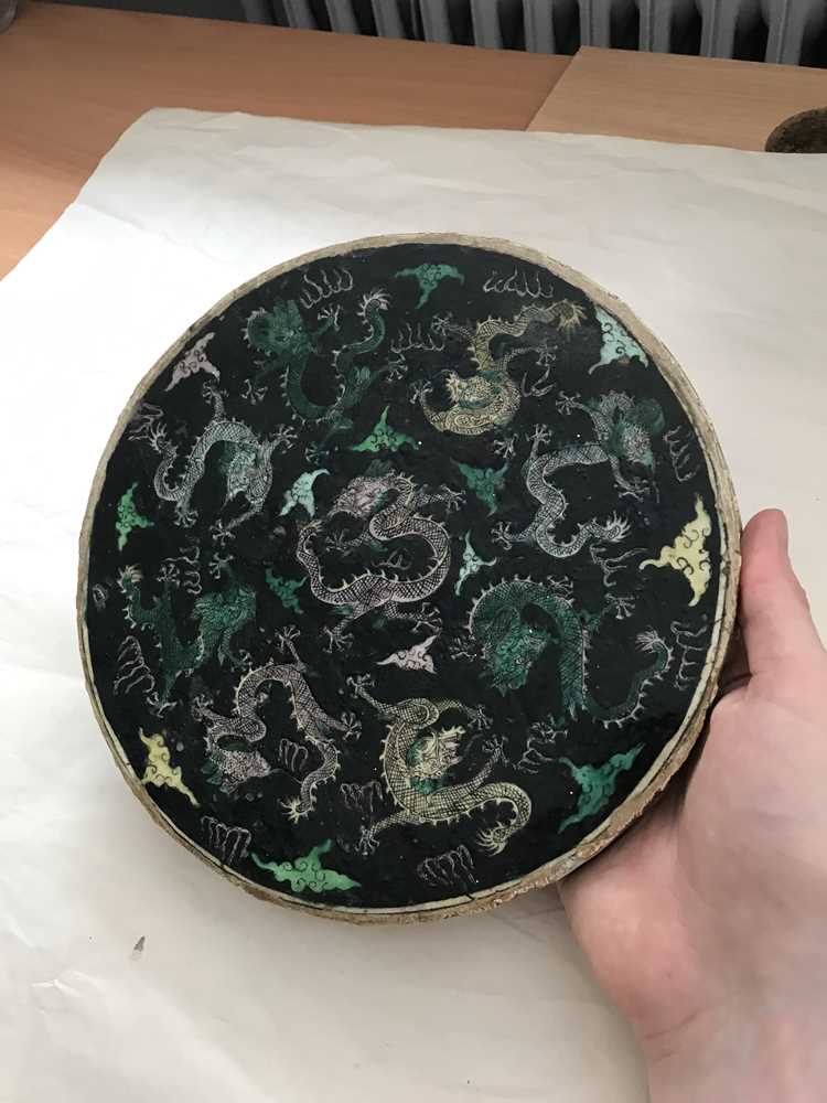 Extremely Rare Chinese Famille Noire 'Nine Dragon' Plaque, Qing, Kangxi - Objets de Vertu