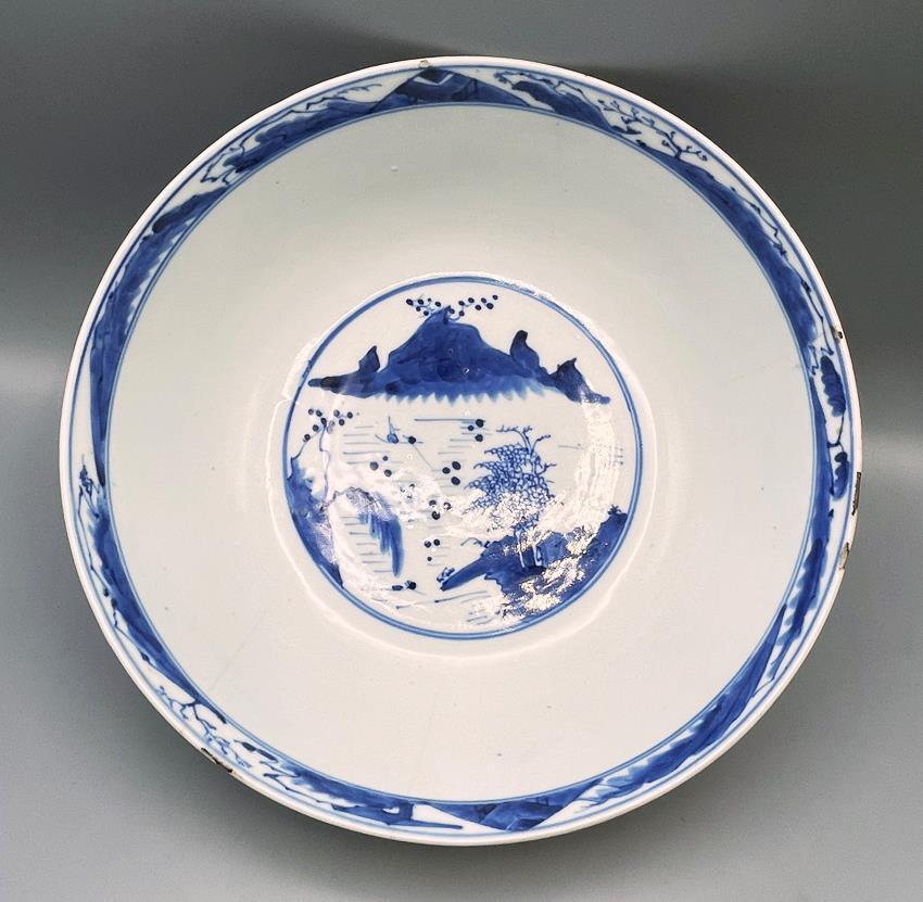 Chinese blue and white bowl with city wall design, Kangxi mark and of the period - Objets de Vertu