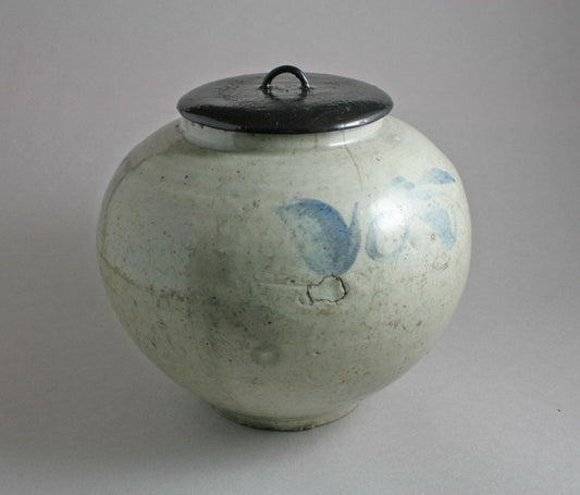 Published antique Korean moon jar, used as a Mizusashi for Japanese tea ceremony, 18th century Joseon Dynasty - Objets de Vertu