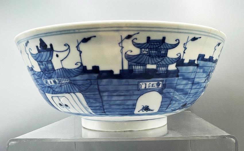 Chinese blue and white bowl with city wall design, Kangxi mark and of the period - Objets de Vertu