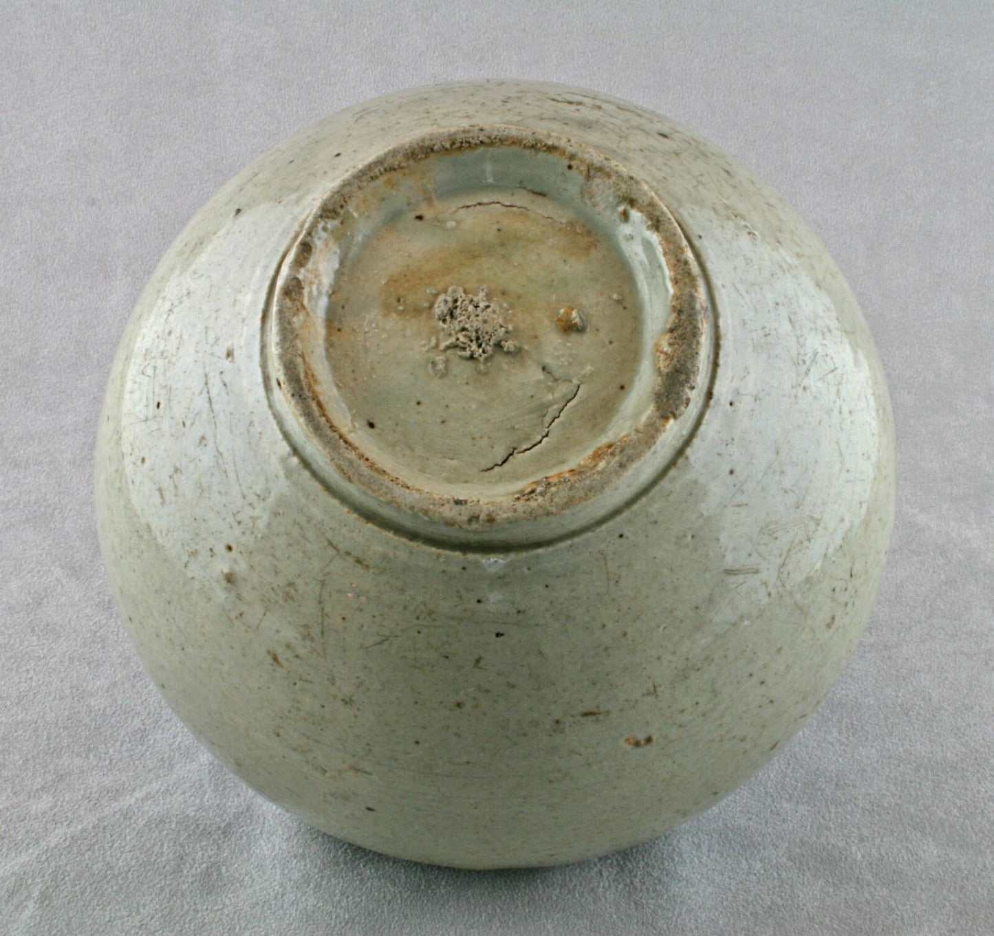 Published antique Korean moon jar, used as a Mizusashi for Japanese tea ceremony, 18th century Joseon Dynasty - Objets de Vertu