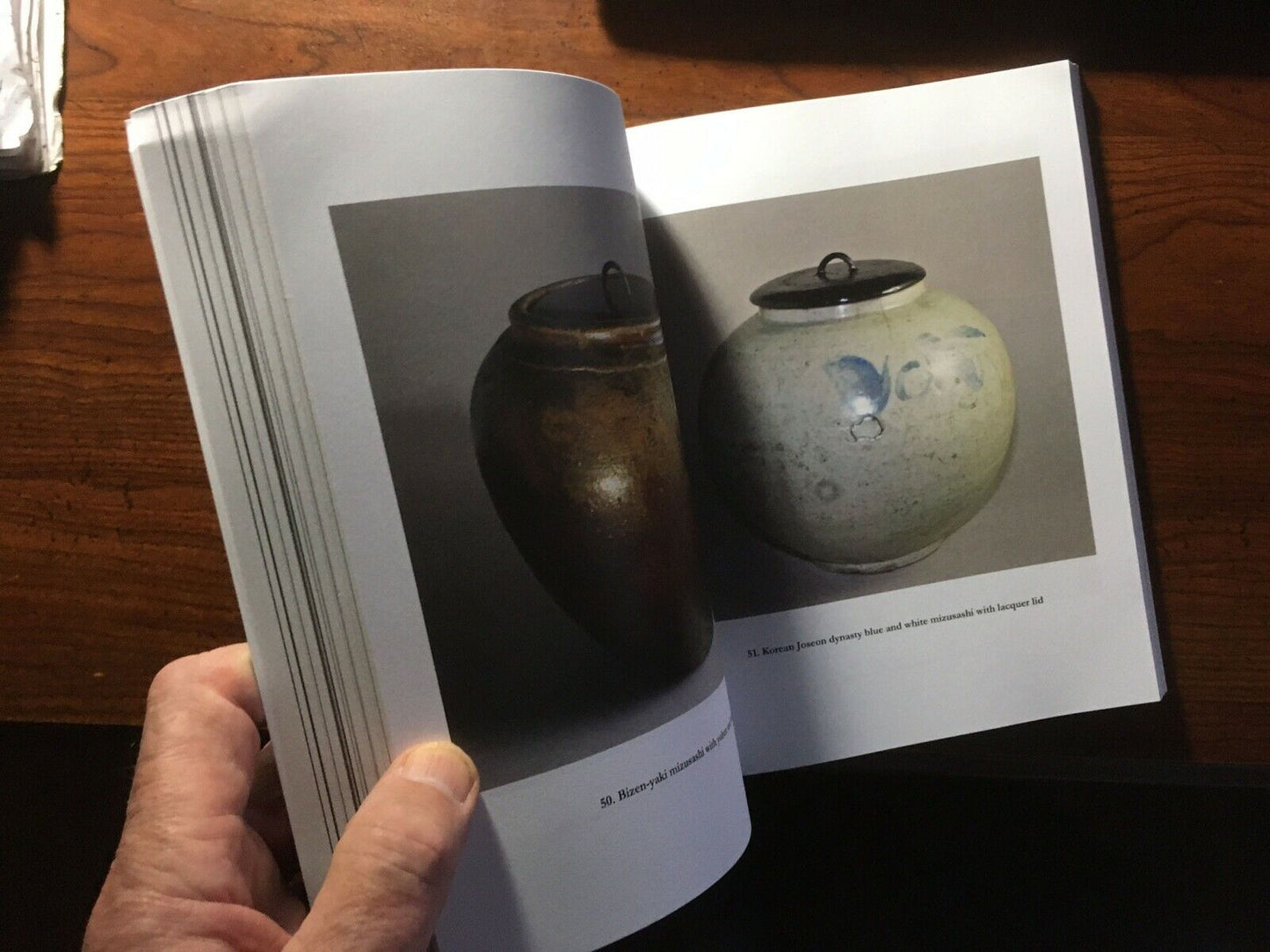 Published antique Korean moon jar, used as a Mizusashi for Japanese tea ceremony, 18th century Joseon Dynasty - Objets de Vertu