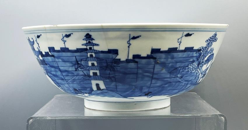 Chinese blue and white bowl with city wall design, Kangxi mark and of the period - Objets de Vertu
