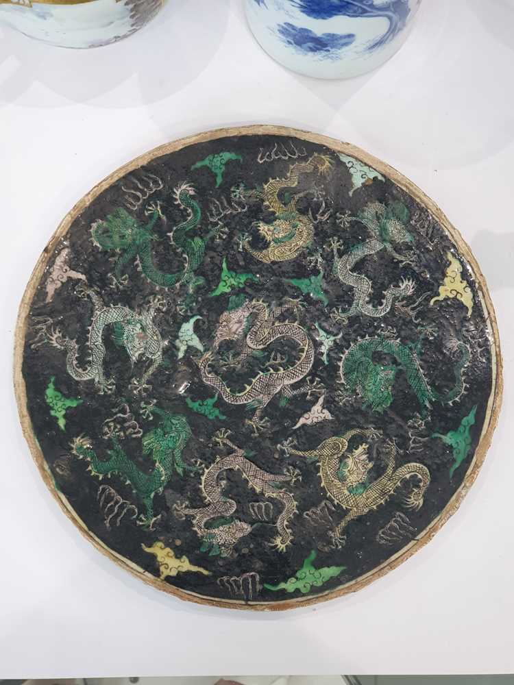 Extremely Rare Chinese Famille Noire 'Nine Dragon' Plaque, Qing, Kangxi - Objets de Vertu