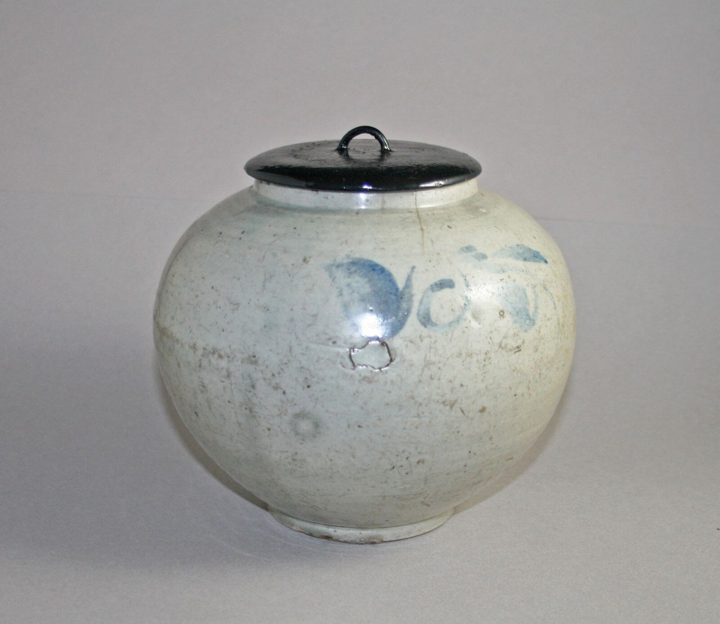 Published antique Korean moon jar, used as a Mizusashi for Japanese tea ceremony, 18th century Joseon Dynasty - Objets de Vertu